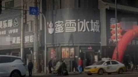 黑底白字招牌|街道招牌被统一成“黑底白字”，网友：有点膈应